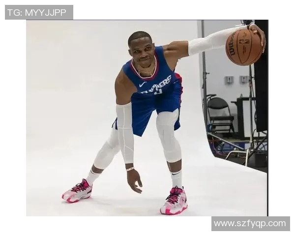 拉塞尔威斯布鲁克的篮球传奇与职业生涯的辉煌成就探讨